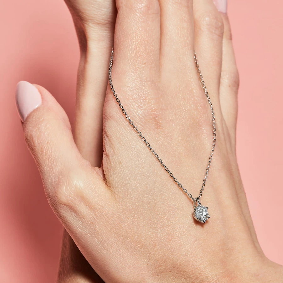 naszyjnik-z-moissanitem-1ct-srebro-zblizenie-sparkle-hariets.JPEG