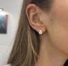 kolczyki-z-moissanitem-1ct-kola-zatrzask-na-modelce-srebro-chloe-hariets.jpg