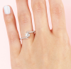 pierscionek-pave-moissanit-0-5ct-szlif-brylantowy-na-palcu-poglad-shimmer-hariets.JPG