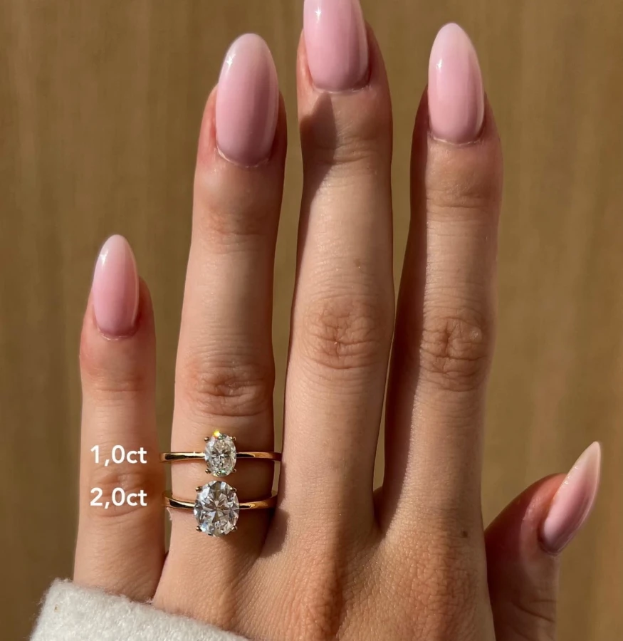 pierscionek-zareczynowy-solitaire-astra-moissanit-1ct-2ct-szlif-owalny-na-palcu-srebro-hariets.jpg
