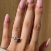 pierscionek-zareczynowy-solitaire-forever-moissanit-1_5ct-szlif-owalny-na-dloni-srebro-hariets.jpg