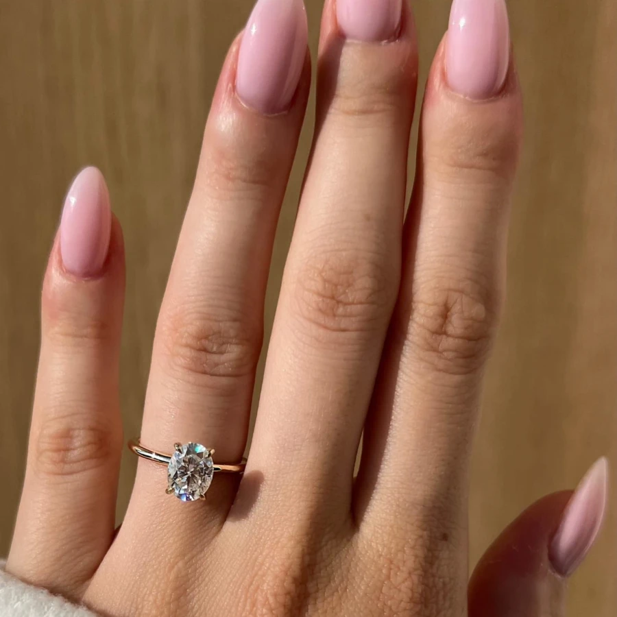 pierscionek-zareczynowy-solitaire-forever-moissanit-1_5ct-szlif-owalny-na-dloni-srebro-hariets.jpg