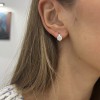 kolczyki-z-moissanitem-1ct-kola-zatrzask-na-modelce-zolte-zloto-chloe-hariets.jpg