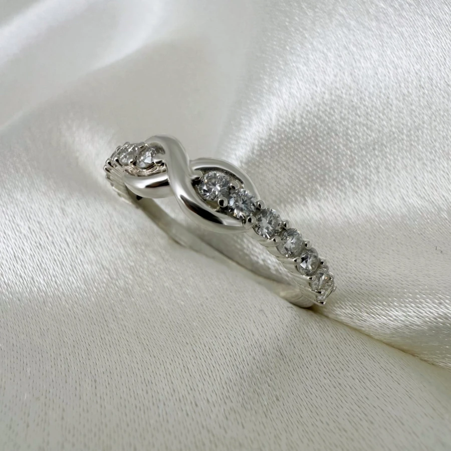 Obrączka z moissanitami 0,42ct Infinity Bow