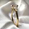 pierscionek-zareczynowy-trinity-seraphina-moissanit-2ct-centralny-szlif-owalny-zblizenie-bok-zolte-zloto-hariets.jpg