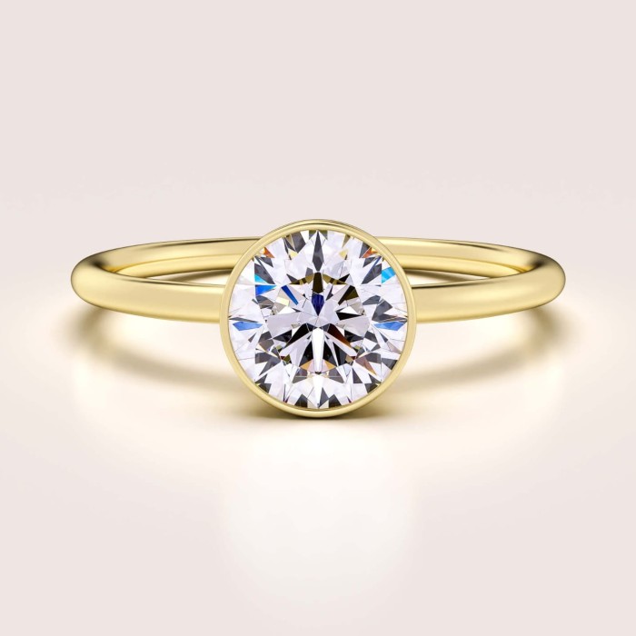 pierscionek-zareczynowy-bezel-hope-moissanit-1ct-szlif-brylantowy-zolte-zloto-hariets.jpg