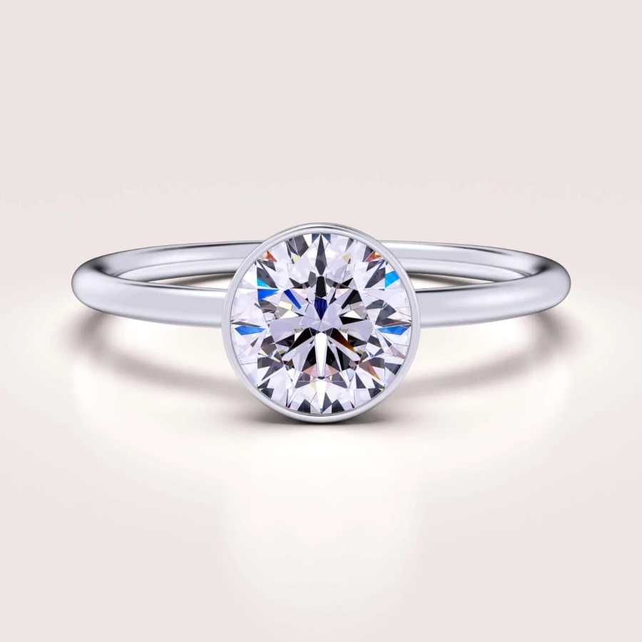 pierscionek-zareczynowy-bezel-hope-moissanit-1ct-szlif-brylantowy-biale-zloto-hariets.jpg