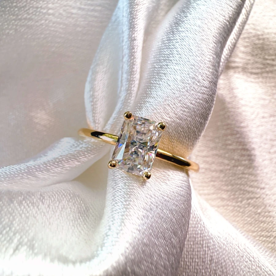 pierscionek-zareczynowy-solitaire-verity-diament-laboratoryjny-1ct-szlif-radiant-zblizenie-front-zolte-zloto-hariets.jpg