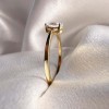 pierscionek-zareczynowy-solitaire-astra-diament-laboratoryjny-0-7ct-szlif-owalny-zblizenie-bok-zolte-zloto-hariets.jpg.jpg