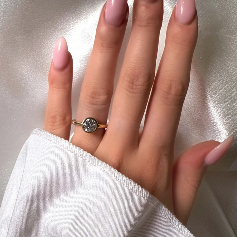 pierscionek-zareczynowy-bezel-hope-moissanit-1ct-szlif-brylantowy-na-palcu-zolte-zloto-hariets.jpg.jpg