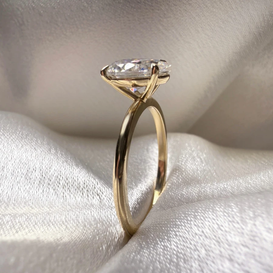 pierscionek-zareczynowy-solitaire-lumiere-diament-laboratoryjny-1-5ct-szlif-gruszka-zblizenie-bok-zolte-zloto-hariets.jpg.jpg