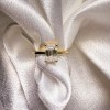 pierscionek-zareczynowy-solitaire-rapture-diament-laboratoryjny-1ct-szlif-szmaragdowy-zblizenie-front-zolte-zloto-hariets.jpg
