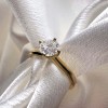 pierscionek-zareczynowy-solitaire-bloom-moissanit-0-6ct-szlif-brylantowy-zblizenie-front-zolte-zloto-hariets.jpg.jpg