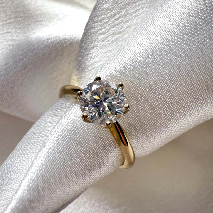 pierscionek-zareczynowy-solitaire-classic-moissanit-1ct-szlif-brylantowy-zblizenie-front-zolte-zloto-hariets.jpg