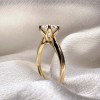 pierscionek-zareczynowy-solitaire-classic-moissanit-1ct-szlif-brylantowy-zblizenie-bok-zolte-zloto-hariets.jpg