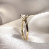 pierscionek-zareczynowy-solitaire-aura-diament-laboratoryjny-1ct-szlif-brylatowy-zolte-zloto-zblizenie-bok-hariets.jpg