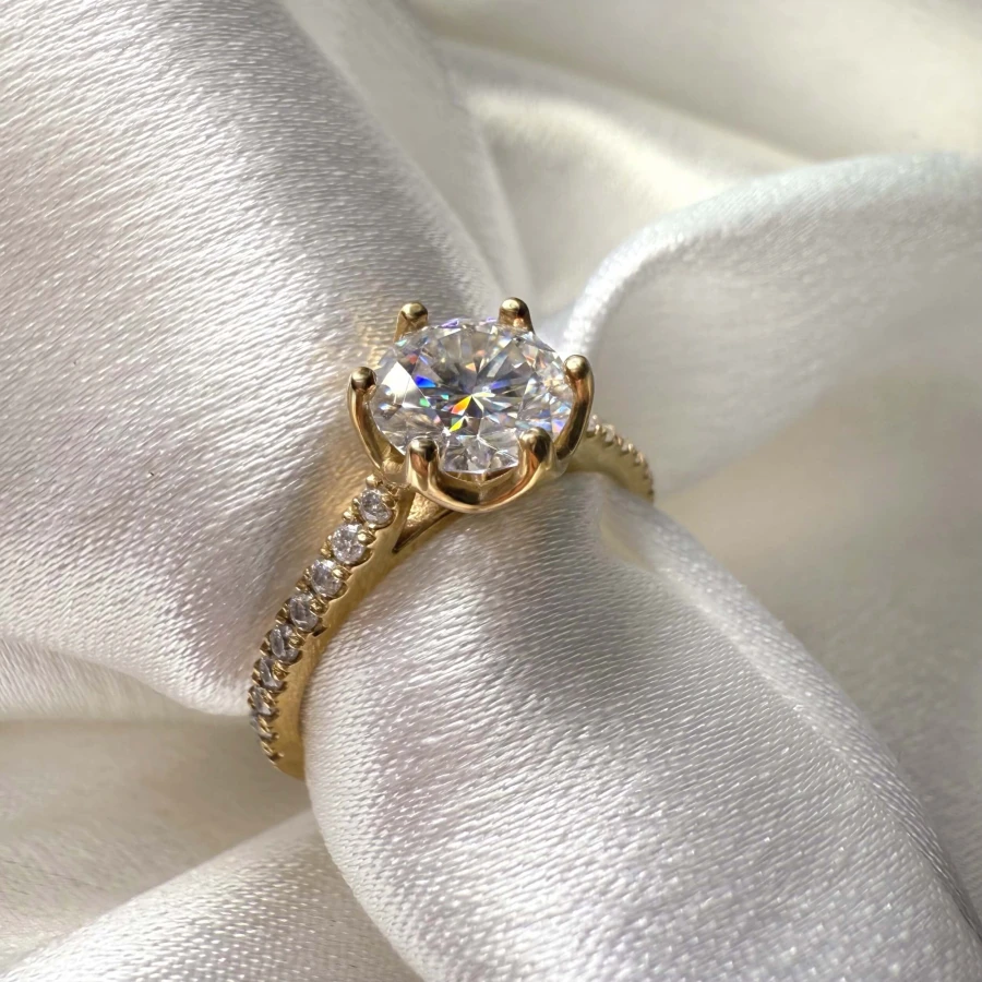pierscionek-zareczynowy-halo-flora-moissanit-1_5ct-szlif-brylantowy-zblizenie-front-zolte-zloto-hariets.jpg
