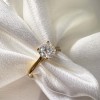 pierscionek-zareczynowy-solitaire-louise-diament-laboratoryjny-1ct-szlif-brylantowy-zblizenie-front-zolte-zloto-hariets.jpg