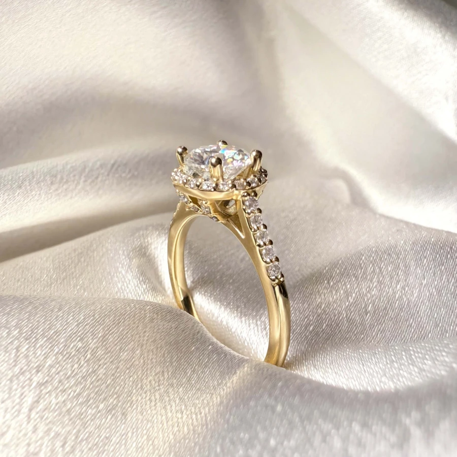 pierscionek-zareczynowy-halo-mirage-moissanit-1ct-szlif-brylantowy-zblizenie-bok-zolte-zloto-hariets.jpg