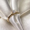 pierscionek-zareczynowy-solitaire-soleil-moissanit-0-3ct-szlif-brylantowy-zblizenie-zolte-zloto-hariets.jpg