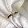 pierscionek-zareczynowy-solitaire-soleil-diament-laboratoryjny-0-3ct-szlif-brylantowy-zblizenie-front-zolte-zloto-hariets.jpg