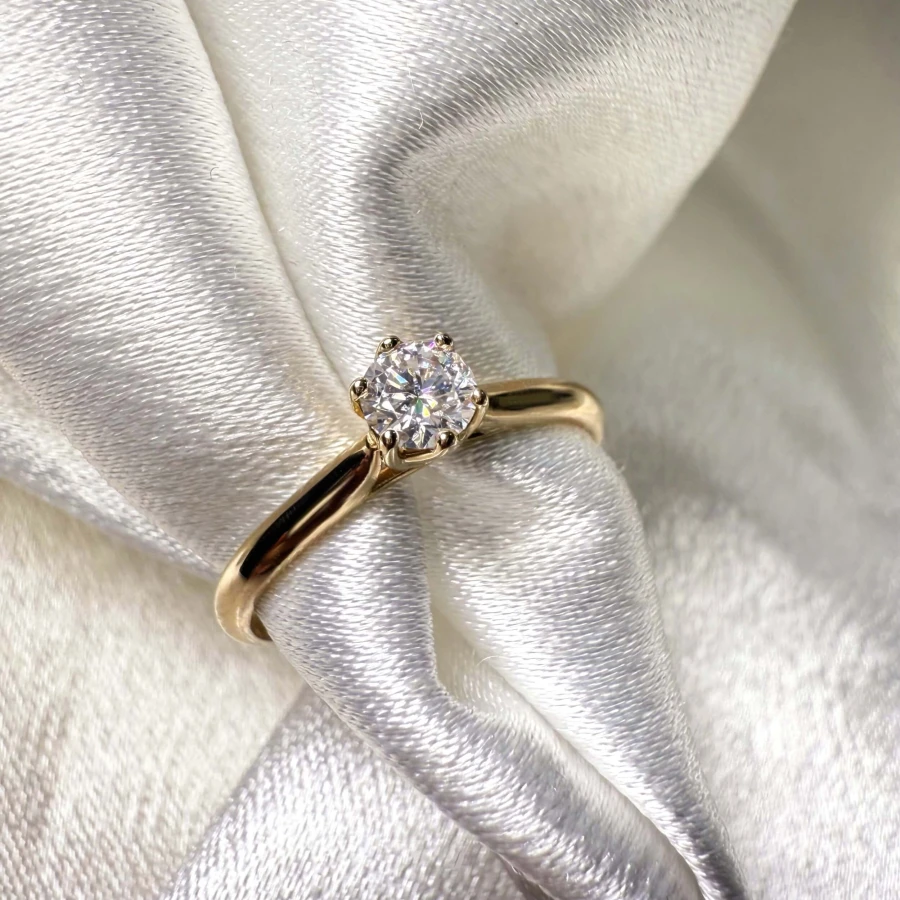 pierscionek-zareczynowy-solitaire-soleil-diament-laboratoryjny-0-3ct-szlif-brylantowy-zblizenie-front-zolte-zloto-hariets.jpg