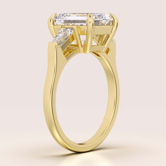 pierscionek-zareczynowy-trinity-moissanit-4ct-szlif-szmaragdowy-bok-zolte-zloto-florence-hariets.jpg
