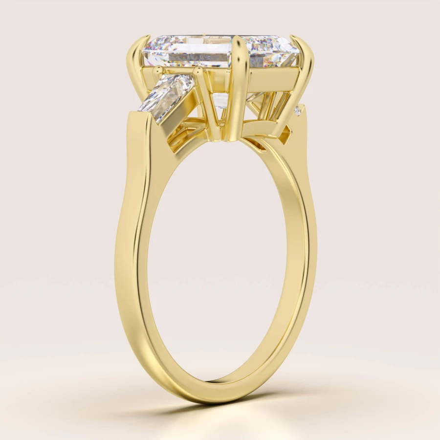 pierscionek-zareczynowy-trinity-moissanit-4ct-szlif-szmaragdowy-bok-zolte-zloto-florence-hariets.jpg