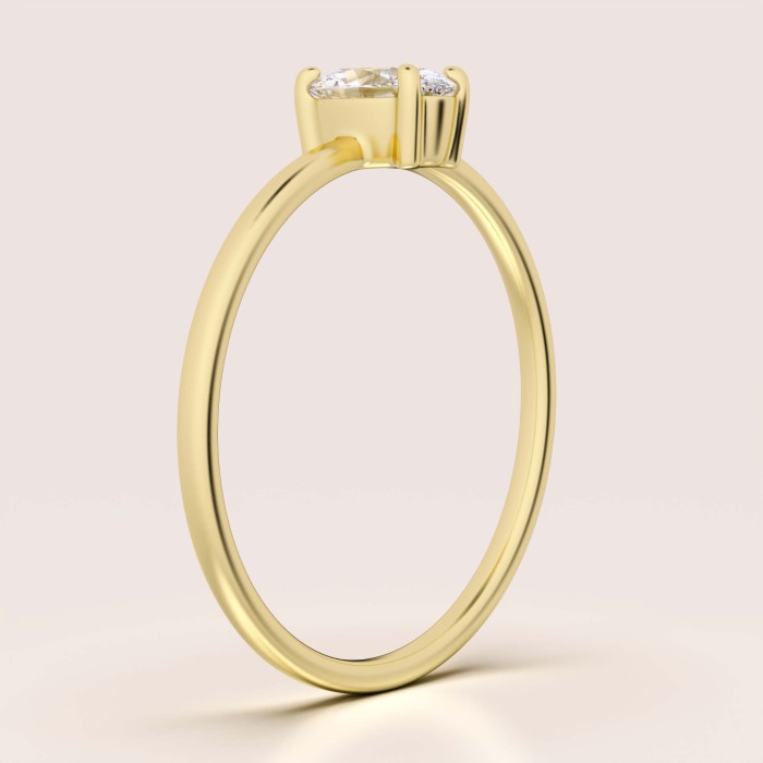pierscionek-zareczynowy-petit-moissanit-0-5ct-szlif-owalny-bok-zolte-zloto-gracelet-hariets.jpg