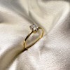 pierscionek-zareczynowy-petit-moissanit-0-5ct-szlif-owalny-zblizenie-bok-zolte-zloto-gracelet-hariets.jpg