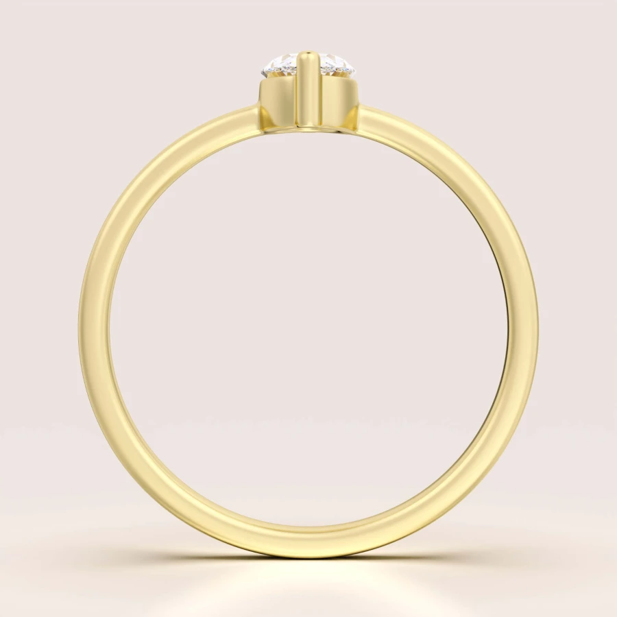 pierscionek-zareczynowy-petit-moissanit-0-5ct-szlif-owalny-bok-front-zolte-zloto-mystique-hariets.jpg