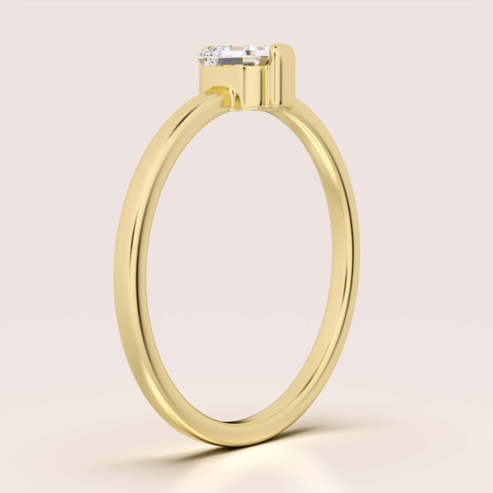 pierscionek-zareczynowy-petit-moissanit-0-5ct-szlif-asscher-bok-zolte-zloto-ray-hariets.jpg