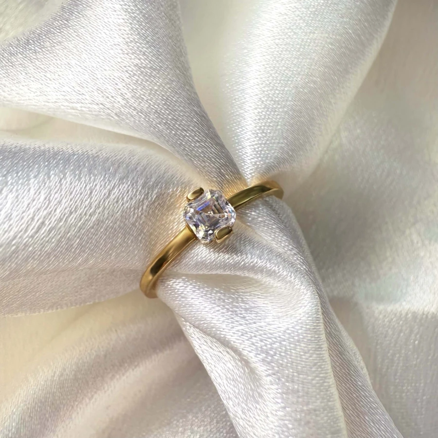 pierscionek-zareczynowy-petit-moissanit-0-5ct-szlif-asscher-zblizenie-zolte-zloto-ray-hariets.jpg