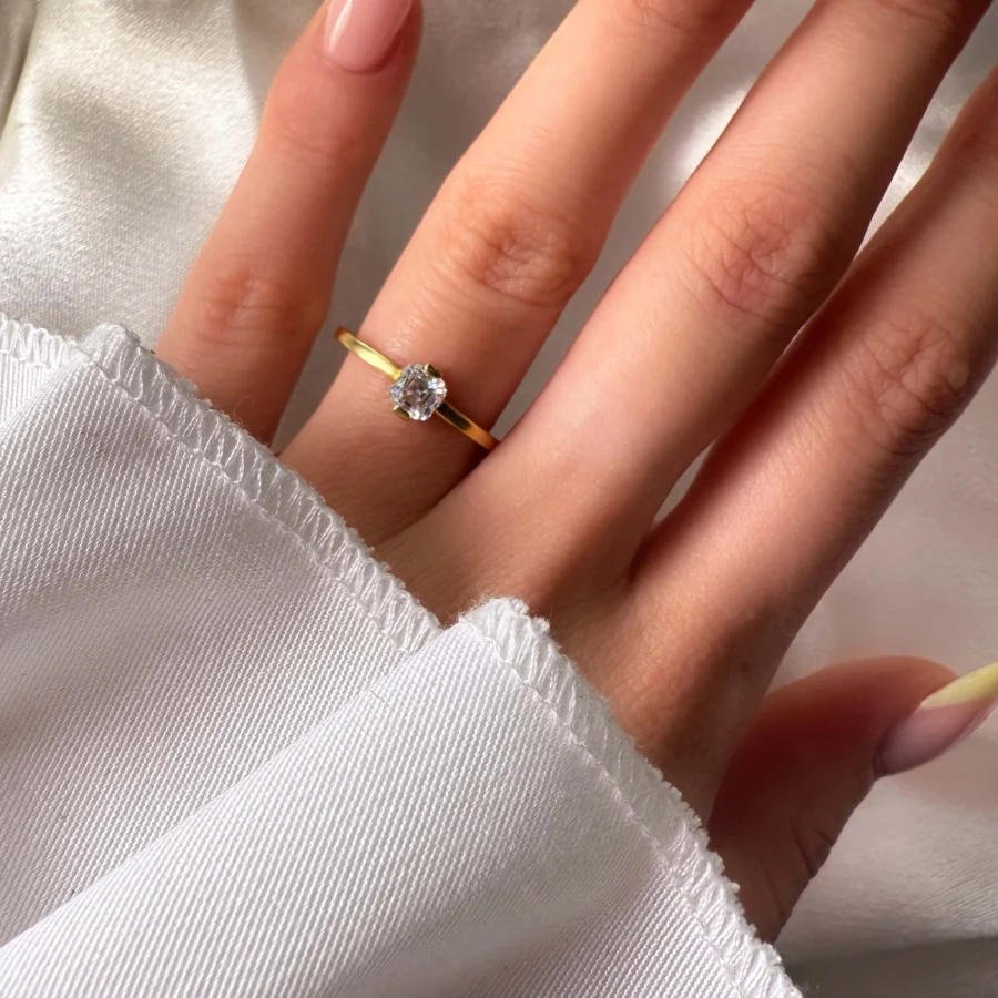 pierscionek-zareczynowy-petit-moissanit-0-5ct-szlif-asscher-na-palcu-zolte-zloto-ray-hariets.jpg