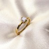 pierscionek-zareczynowy-petit-moissanit-0-5ct-szlif-asscher-zblizenie-bok-zolte-zloto-ray-hariets.jpg
