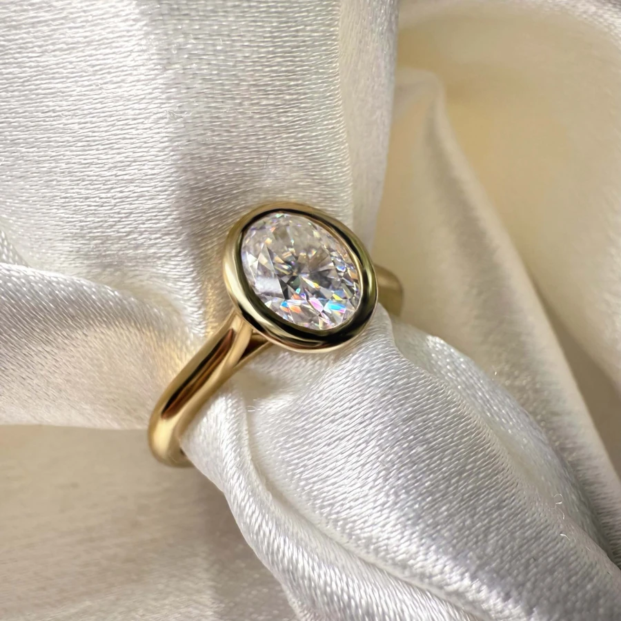pierscionek-zareczynowy-bezel-moissanit-1-2ct-szlif-owalny-zblizenie-zolte-zloto-amora-hariets.jpg