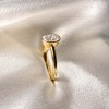 pierscionek-zareczynowy-bezel-moissanit-0-5ct-szlif-owalny-zblizenie-bok-zolte-zloto-pure-hariets.jpg