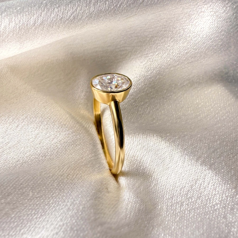 pierscionek-zareczynowy-bezel-moissanit-0-5ct-szlif-owalny-zblizenie-bok-zolte-zloto-pure-hariets.jpg