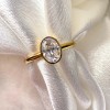 pierscionek-zareczynowy-bezel-moissanit-0-5ct-szlif-owalny-zblizenie-zolte-zloto-pure-hariets.jpg