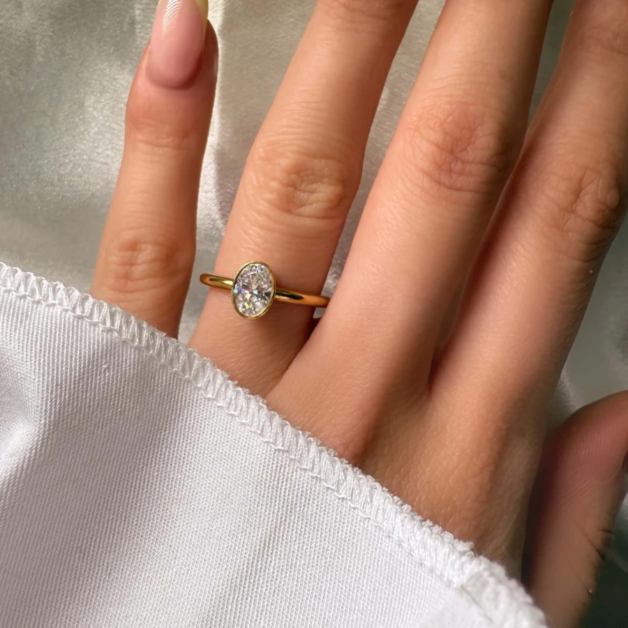 pierscionek-zareczynowy-bezel-moissanit-0-5ct-szlif-owalny-na-palcu-zolte-zloto-pure-hariets.jpg