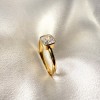 pierscionek-zareczynowy-bezel-moissanit-1ct-szlif-asscher-zblizenie-bok-zolte-zloto-ray-hariets.jpg