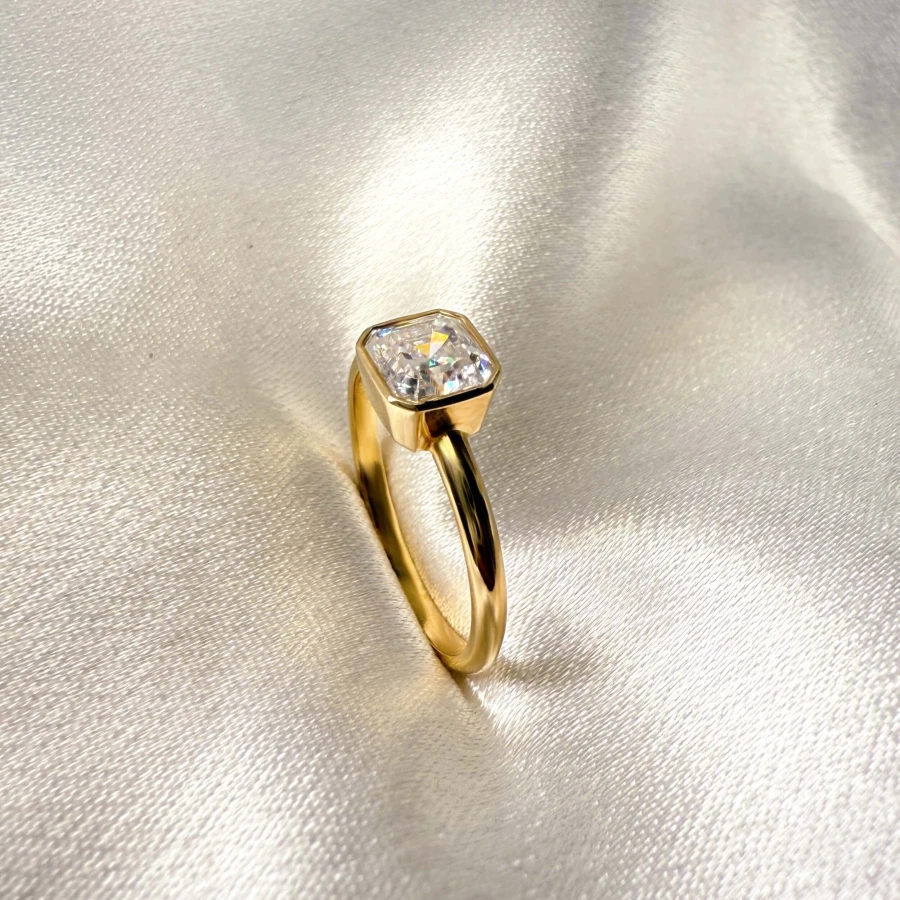 pierscionek-zareczynowy-bezel-moissanit-1ct-szlif-asscher-zblizenie-bok-zolte-zloto-ray-hariets.jpg