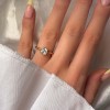 pierscionek-zareczynowy-bezel-moissanit-1ct-szlif-asscher-na-palcu-zolte-zloto-ray-hariets.jpg
