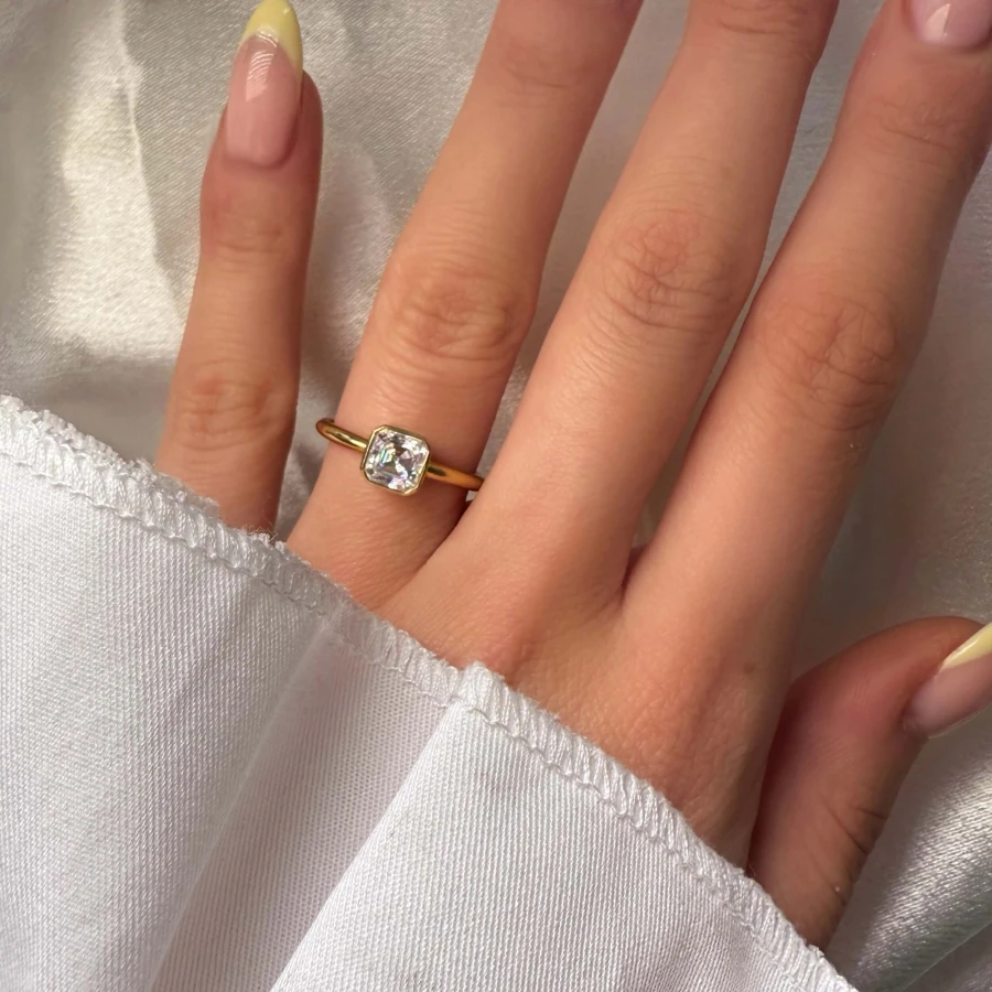pierscionek-zareczynowy-bezel-moissanit-1ct-szlif-asscher-na-palcu-zolte-zloto-ray-hariets.jpg