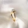 pierscionek-zareczynowy-bezel-moissanit-1ct-szlif-szmaragdowy-zblizenie-bok-zolte-zloto-stellar-hariets.jpg