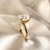 pierscionek-zareczynowy-royal-stones-moissanit-5ct-szlif-owalny-zblizenie-bok-srebro-paris-hariets.jpg