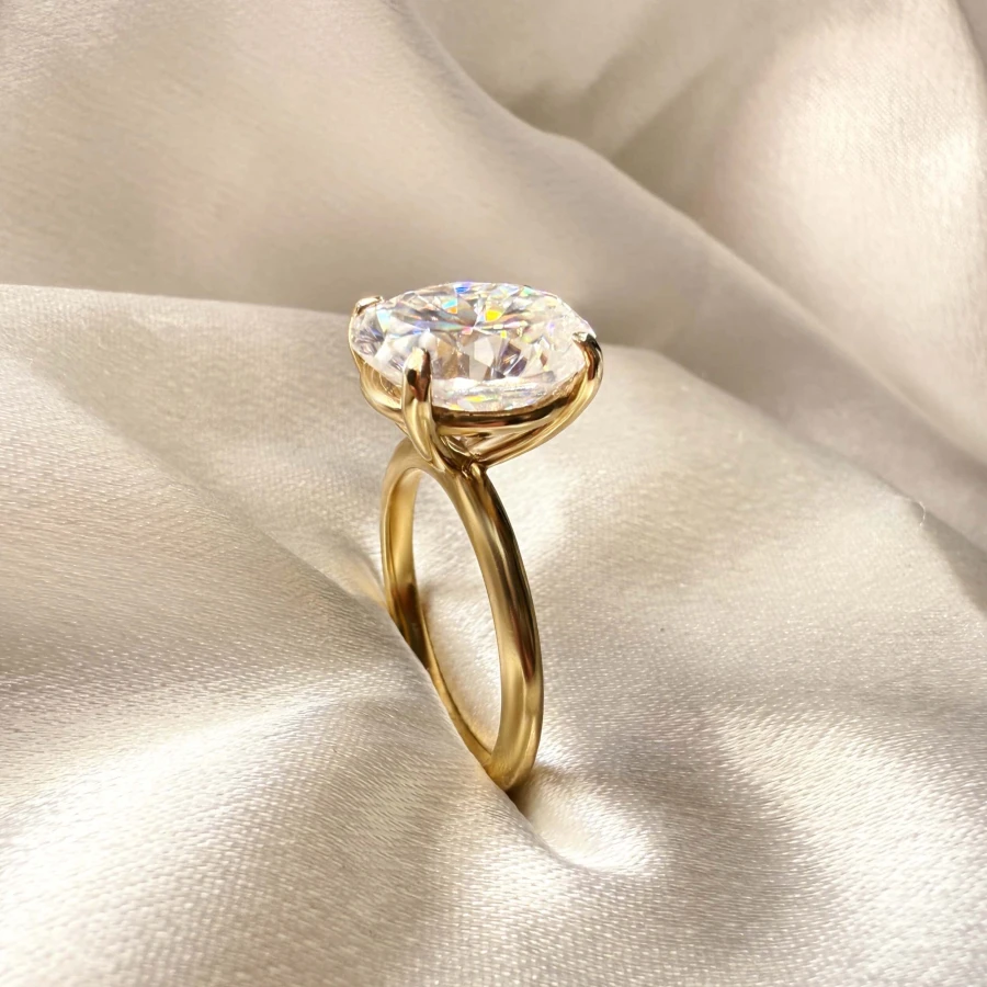 pierscionek-zareczynowy-royal-stones-moissanit-5ct-szlif-owalny-zbliżenie-bok-zolte-zloto-paris-hariets.jpg