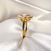 pierscionek-zareczynowy-vintage-moissanit-1-6ct-szlif-brylantowy-zbliżenie-bok-zolte-zloto-blossom-hariets.jpg
