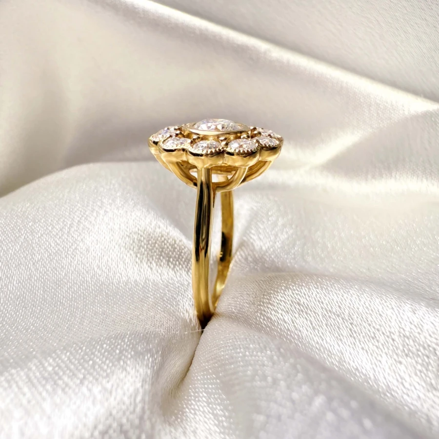 pierscionek-zareczynowy-vintage-moissanit-1-6ct-szlif-brylantowy-zbliżenie-bok-zolte-zloto-blossom-hariets.jpg