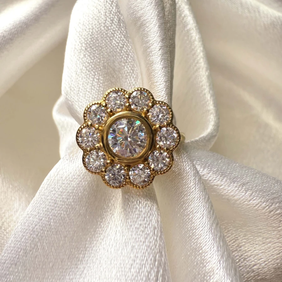 pierscionek-zareczynowy-vintage-moissanit-1-6ct-szlif-brylantowy-zbliżenie-zolte-zloto-blossom-hariets.jpg